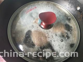 凉拌牛肉,盖上锅盖，中小火煮40分钟。