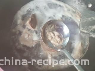 凉拌牛肉,焯水，捞出浮沫。