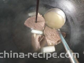 凉拌牛肉,牛肉煮了40分钟，可以捞出来了。