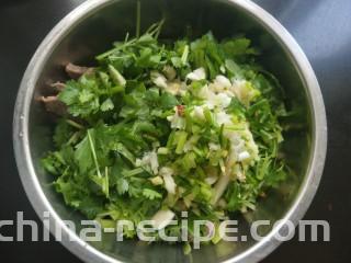 凉拌牛肉,放入切好的大蒜，生姜，香菜，香葱。