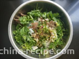 凉拌牛肉,放入味极鲜酱油，老陈醋，小麻油。