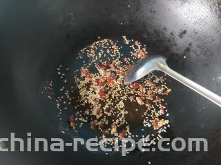 凉拌牛肉,放入花椒，辣椒，芝麻炒香。