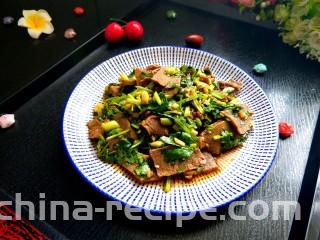 凉拌牛肉,装入盘中。