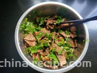 凉拌牛肉,拌匀。