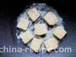 多福豆腐,豆腐块每一面都煎成金黄脆皮，出锅