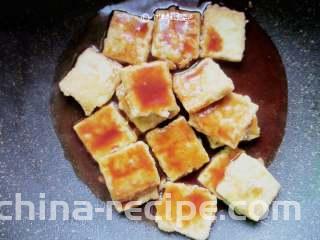 多福豆腐,调好的汁倒入煎好的豆腐块中