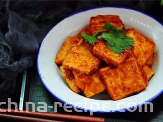 多福豆腐,这道菜一改豆腐软嫩的口感,将其煎得外焦内嫩,再淋上酸酸甜甜的酱汁