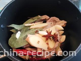 卤香辣鸭爪,放入所有香料