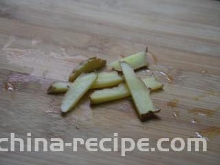 泡椒猪皮,生姜切成姜片