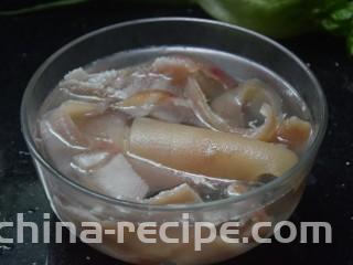 泡椒猪皮,煮好的猪皮捞出过冷水