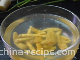 泡椒猪皮,大碗中加入凉白开、白醋跟泡椒拌匀