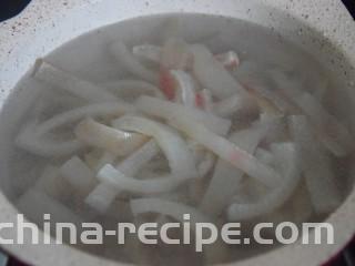 泡椒猪皮,再次把猪皮冷水入锅，中火煮开再煮一两分钟