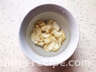 芥末芦笋拌百合,百合干提前浸泡