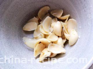 芥末芦笋拌百合,泡好的百合干洗净
