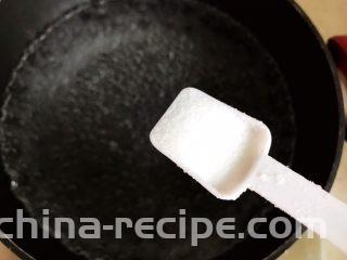 芥末芦笋拌百合,水开后放入一小勺细盐