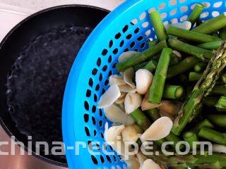芥末芦笋拌百合,下芦笋和百合干