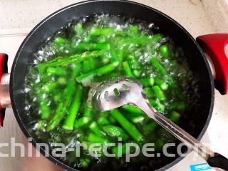 芥末芦笋拌百合,期间可以搅拌一下