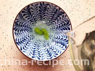 芥末芦笋拌百合,加入少许饮用水