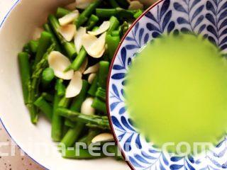 芥末芦笋拌百合,倒入芥末汁