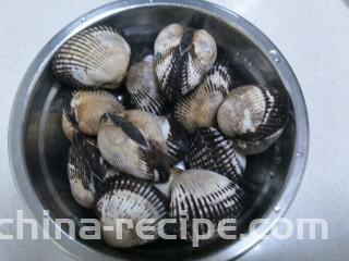 水煮毛蚬子,把毛蚬子清洗干净备用。