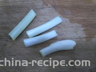 水煮毛蚬子,葱切成大段。