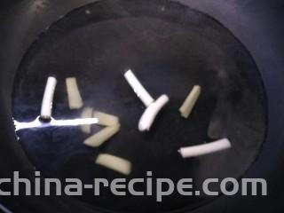 水煮毛蚬子,加入葱段和姜片，开始加热。