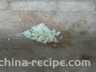 水煮毛蚬子,蒜切成蒜末。