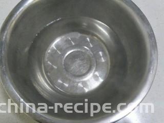 水煮毛蚬子,准备一个盆，里面放点盐和开水。