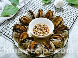 水煮毛蚬子,最后捞出装盘上桌，剥开厚蘸足料汁，真的是超级满足。