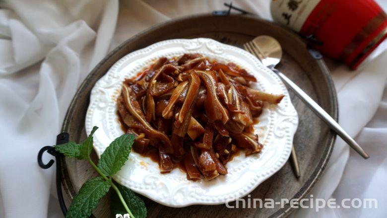 The method of making red oil pig ears The method of making red oil pig ears