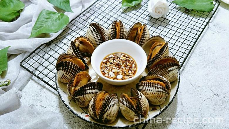 The method of boiling hairy clams in water