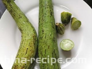 凉拌丝瓜,将丝瓜两头切掉