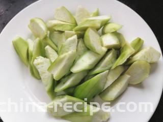 凉拌丝瓜,将丝瓜洗干净然后滚刀切切成小块