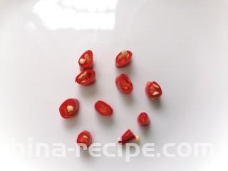 凉拌丝瓜,辣椒切成丁