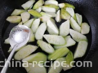 凉拌丝瓜,加入一勺盐可以使其颜色更翠绿