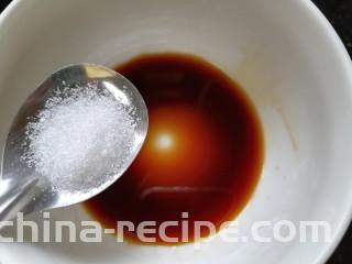 凉拌丝瓜,加入一勺白糖