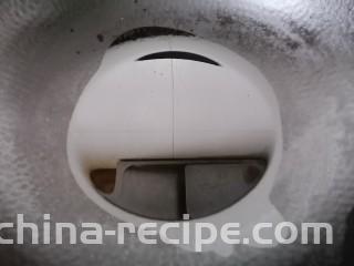 凉拌丝瓜,将油烧热