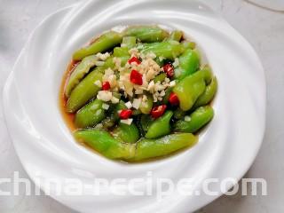 凉拌丝瓜,将酱汁和丝瓜搅拌均匀并放上辣椒点缀