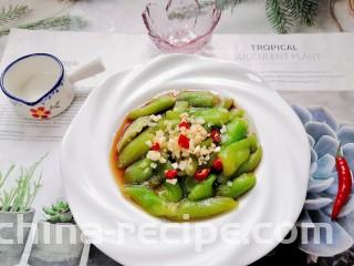 凉拌丝瓜,拍上成品图,一道清爽可口的凉拌丝瓜就完成了。