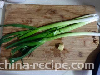 蒜苗木耳炒猪耳,蒜苗择好，姜去皮，一同洗净