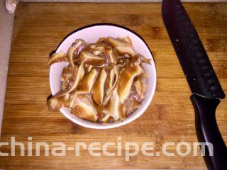 蒜苗木耳炒猪耳,猪耳斜刀片成薄片，大约两毫米厚，不要太薄了