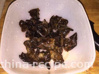 蒜苗木耳炒猪耳,撕成小朵备用