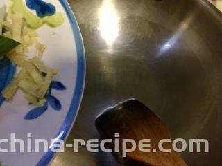 蒜苗木耳炒猪耳,热锅冷油，加入姜丝煸香