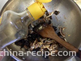 蒜苗木耳炒猪耳,添加少许味极鲜翻炒均匀，卤猪耳本身就有咸味