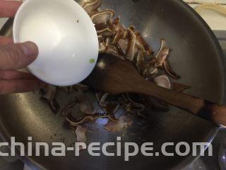 蒜苗木耳炒猪耳,加入少许清水翻炒，因为卤好的猪耳胶质很多很容易粘锅