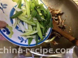 蒜苗木耳炒猪耳,转中大火，加入蒜苗翻炒均匀