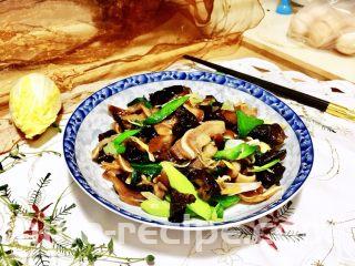 蒜苗木耳炒猪耳,成品