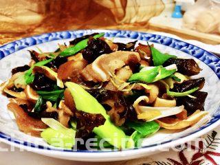 蒜苗木耳炒猪耳,猪耳富含胶质,又脆又韧,咬起来口感很棒十分过瘾😛,添加蒜苗木耳,营养丰富,感兴趣的宝宝们,快来动手试试吧😁