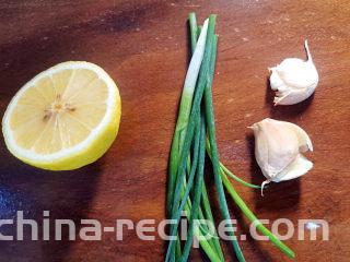 凉拌炸蛋,柠檬，葱，蒜