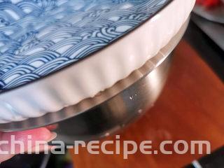 凉拌炸蛋,取出鹌鹑蛋，放入盆中，搖晃